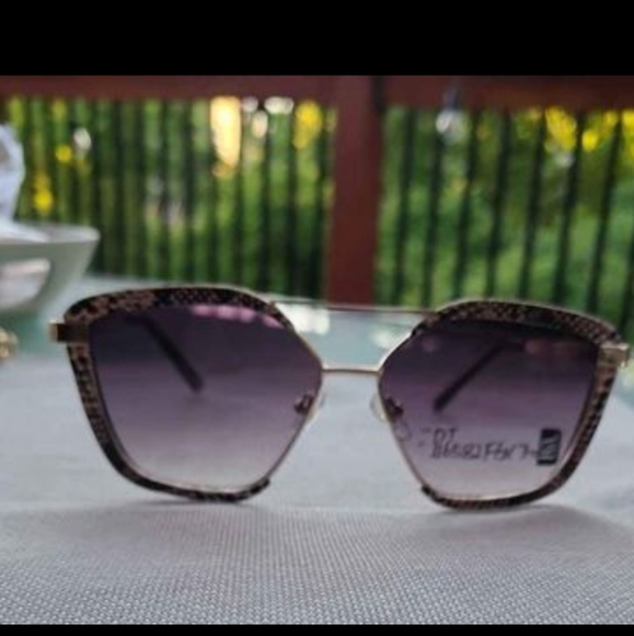 Beige ‘Leon’ sunglasses from Foster Grant Finished with snakeskin. - Picture 2 of 9